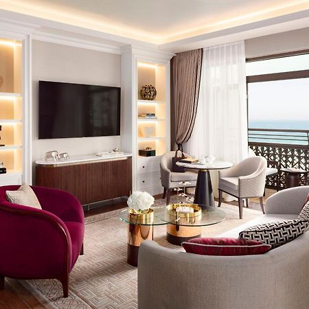 Jumeirah Mina Al Salam Дубай Екстериор снимка A living room at the Ritz-Carlton, DIFC