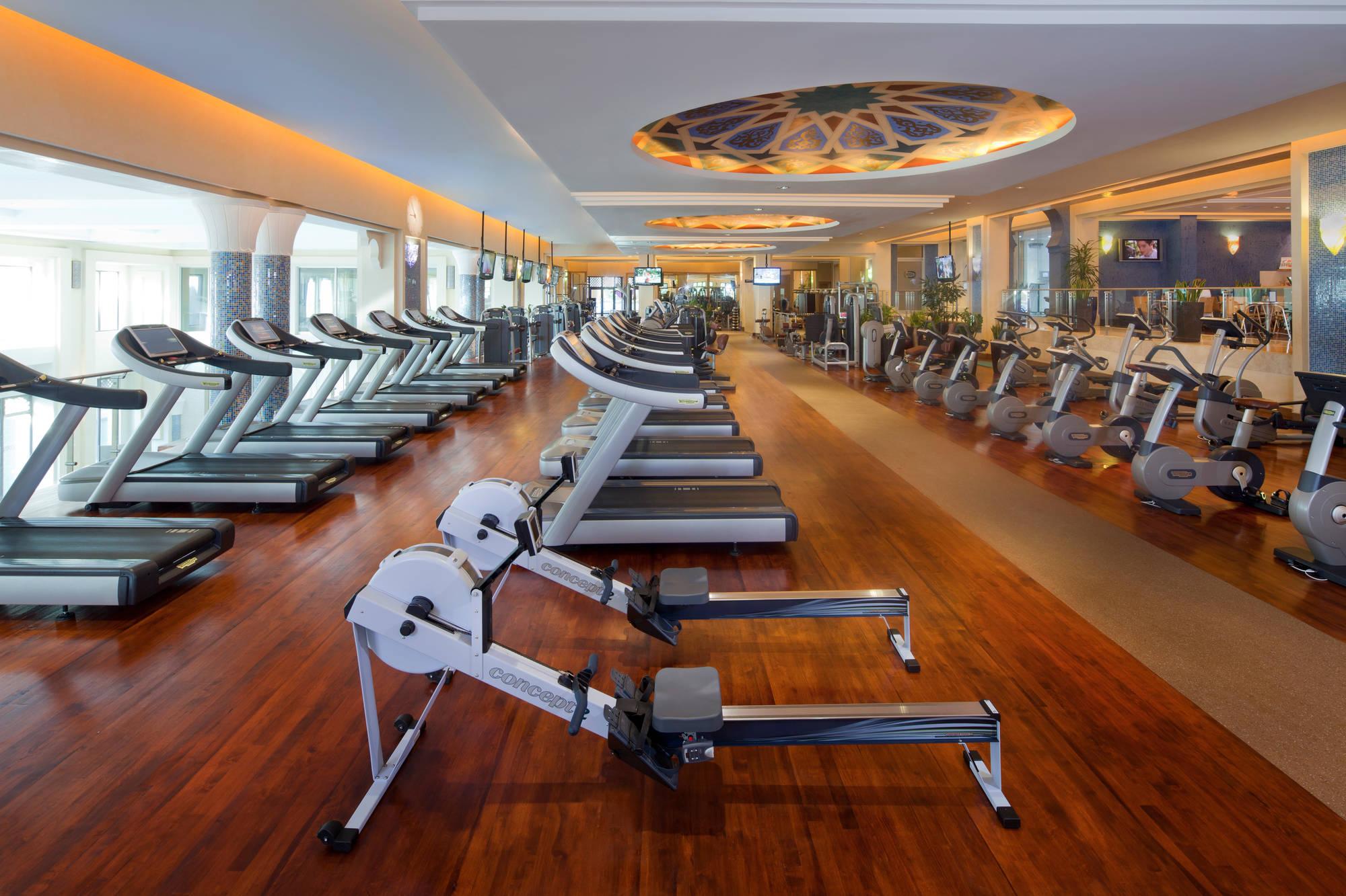 Jumeirah Mina Al Salam Дубай Екстериор снимка A gym at a hotel