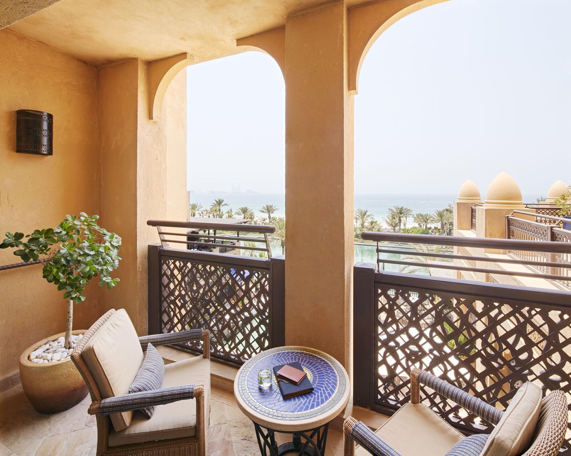 Jumeirah Mina Al Salam Дубай Екстериор снимка A balcony at the hotel