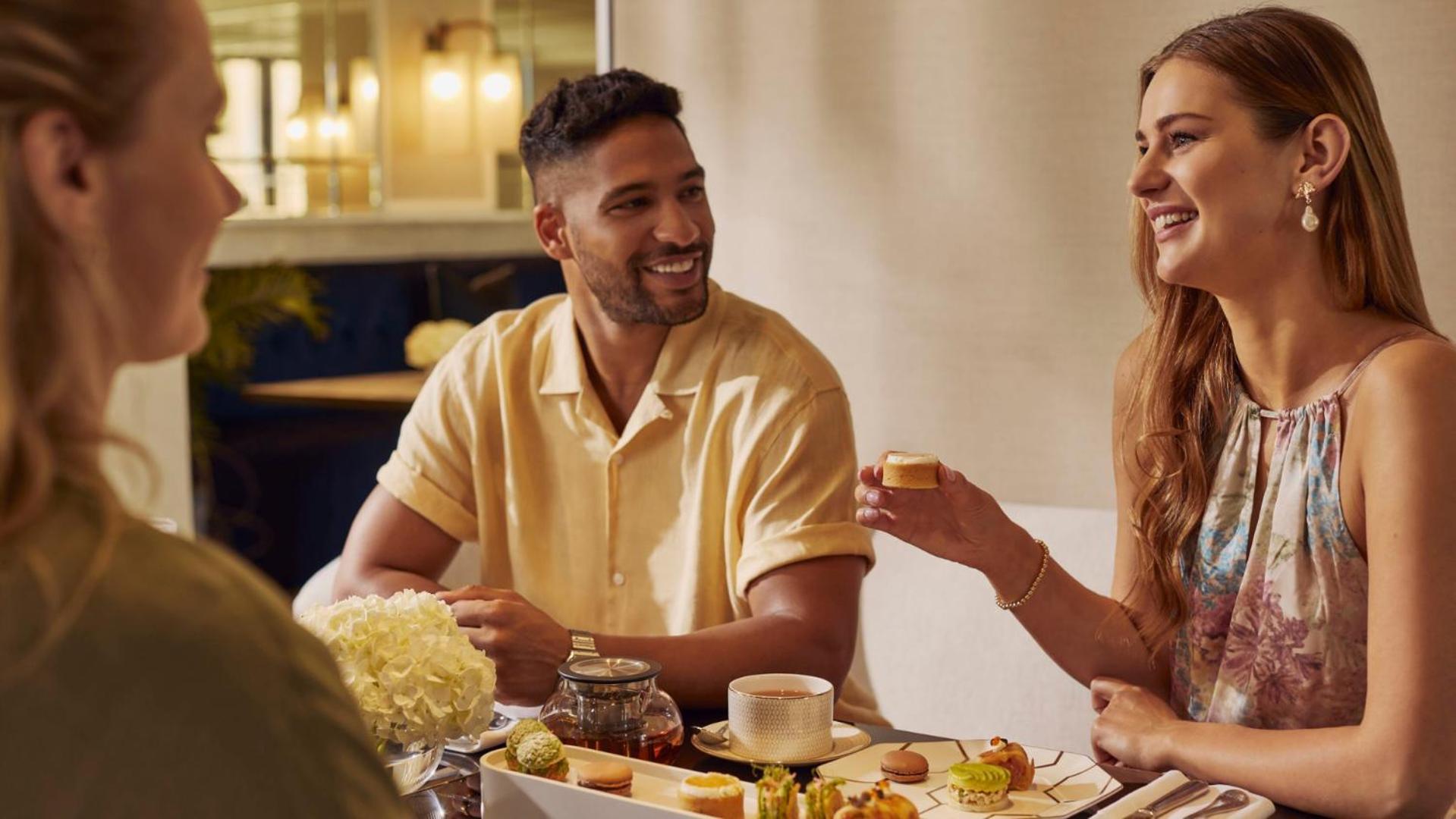 Jumeirah Mina Al Salam Дубай Екстериор снимка A man and a woman at a dinner party