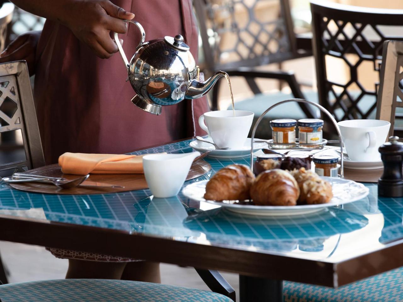 Jumeirah Mina Al Salam Дубай Екстериор снимка Tea being served